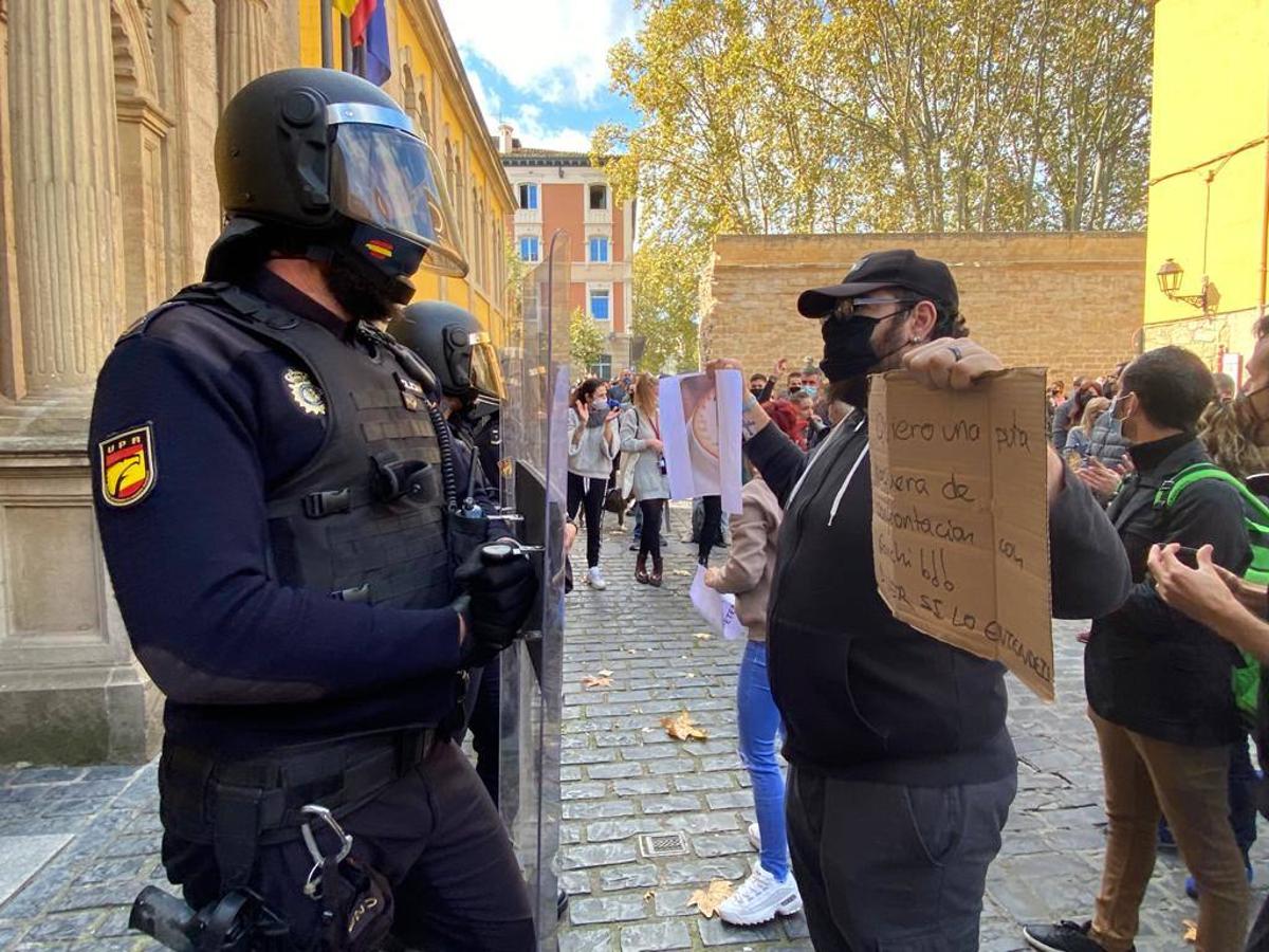 Doscientas personas se han concentrado este miércoles para protestar por el cierre de los establecimientos hosteleros en Logroño y Arnedo