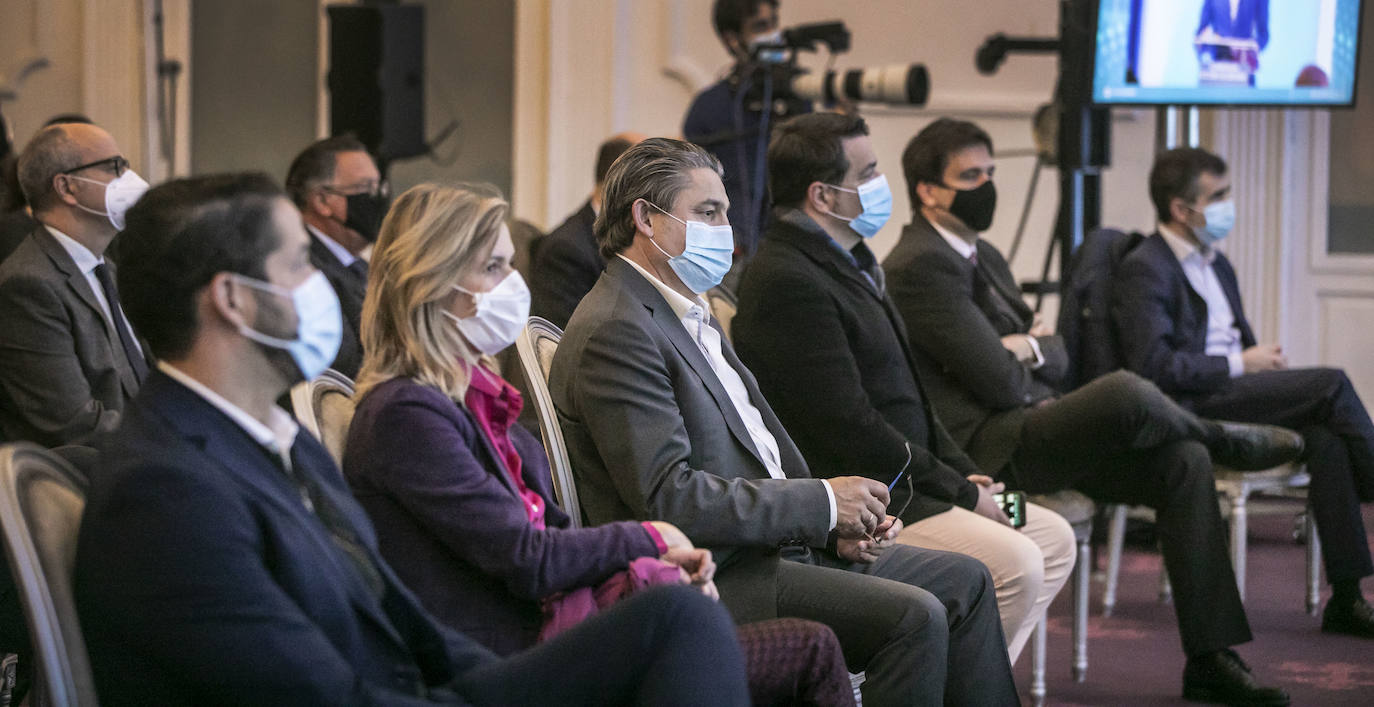 El escritor ha inaugurado las jornadas en Logroño en una charla que ha tenido lugar en el Círculo Logroñés