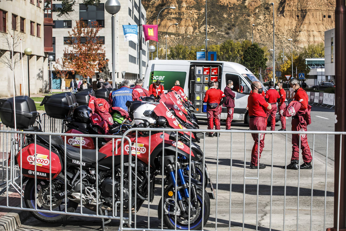 Fotos: Distancia, aplausos, balcones y mascarillas en la Vuelta en Logroño