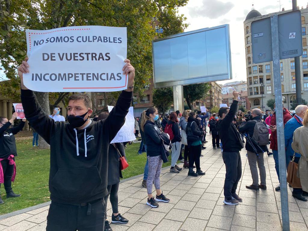 Doscientas personas se han concentrado este miércoles para protestar por el cierre de los establecimientos hosteleros en Logroño y Arnedo