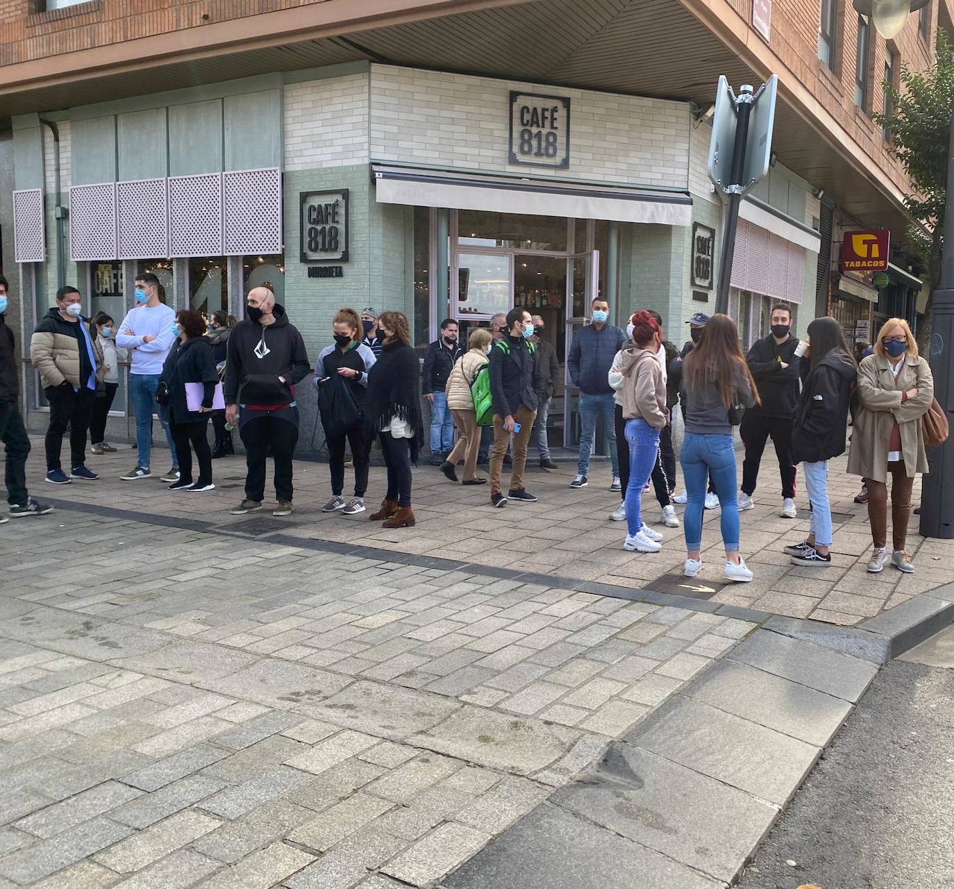 Doscientas personas se han concentrado este miércoles para protestar por el cierre de los establecimientos hosteleros en Logroño y Arnedo