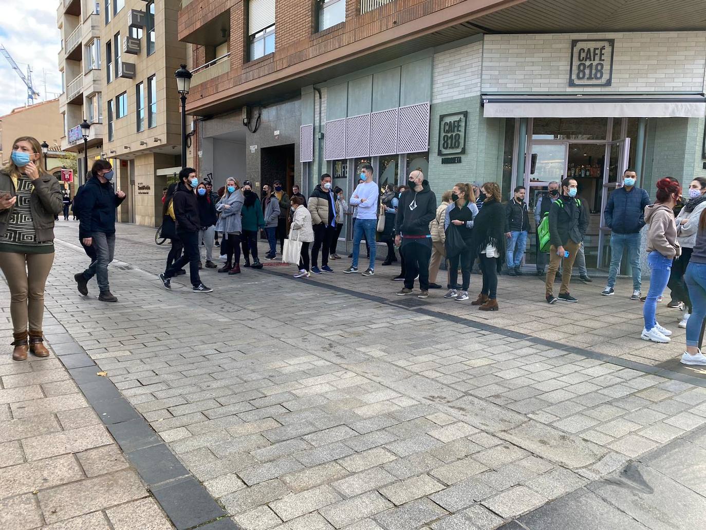 Doscientas personas se han concentrado este miércoles para protestar por el cierre de los establecimientos hosteleros en Logroño y Arnedo