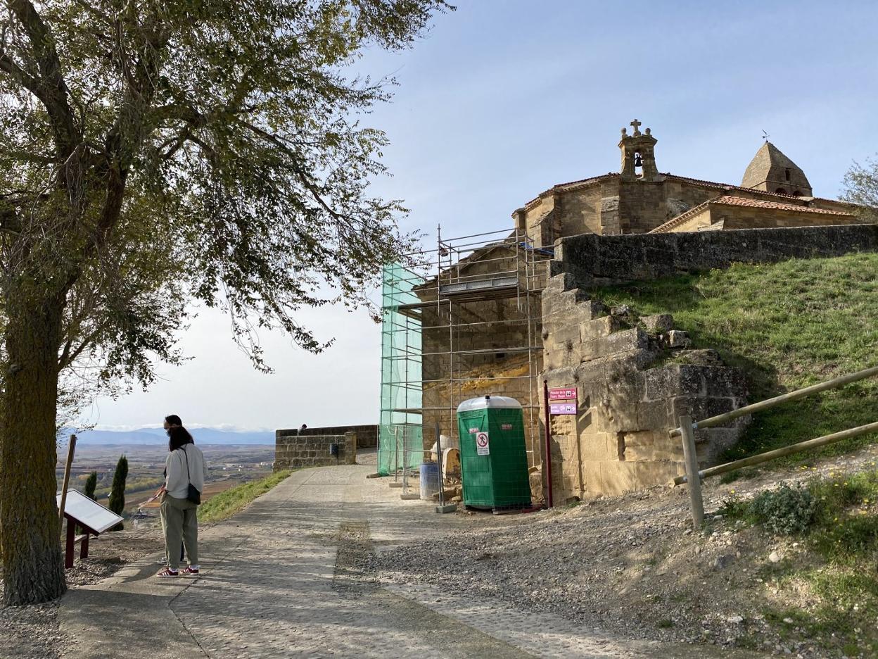 Vista del acceso a la ermita de San Juan de la Cerca, antigua sede de la Cofradía de la Santa Veracruz, en la que se han destapado el tejado original. 