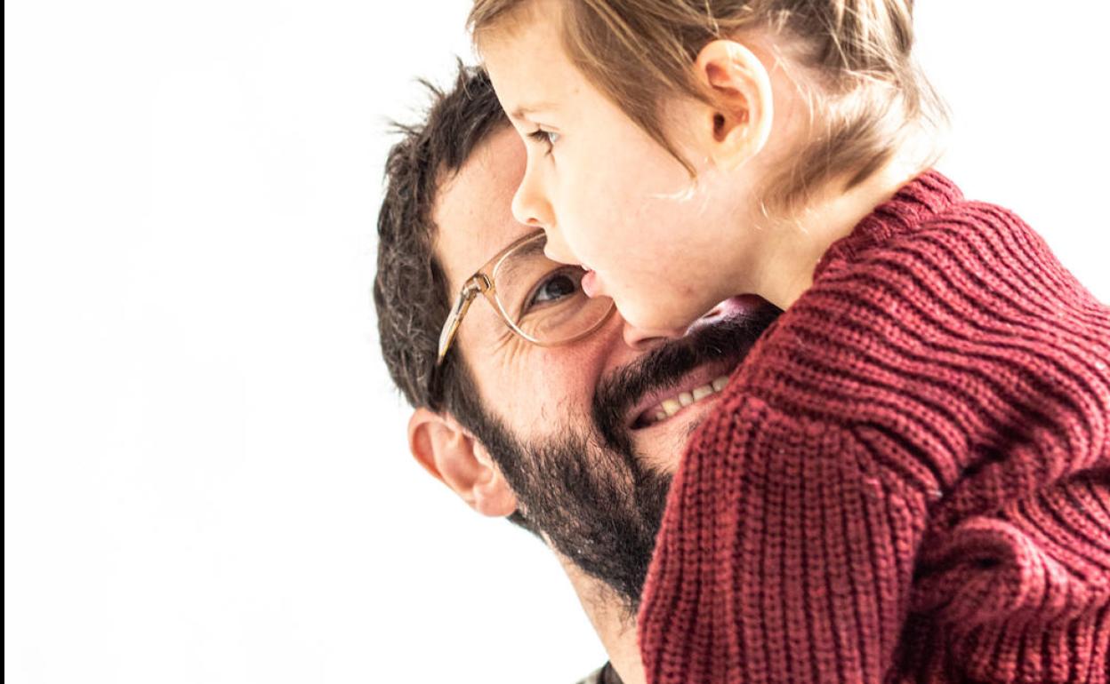 El autor de 'Las manos cerradas', Francisco Bescós, y su hija Paulina.