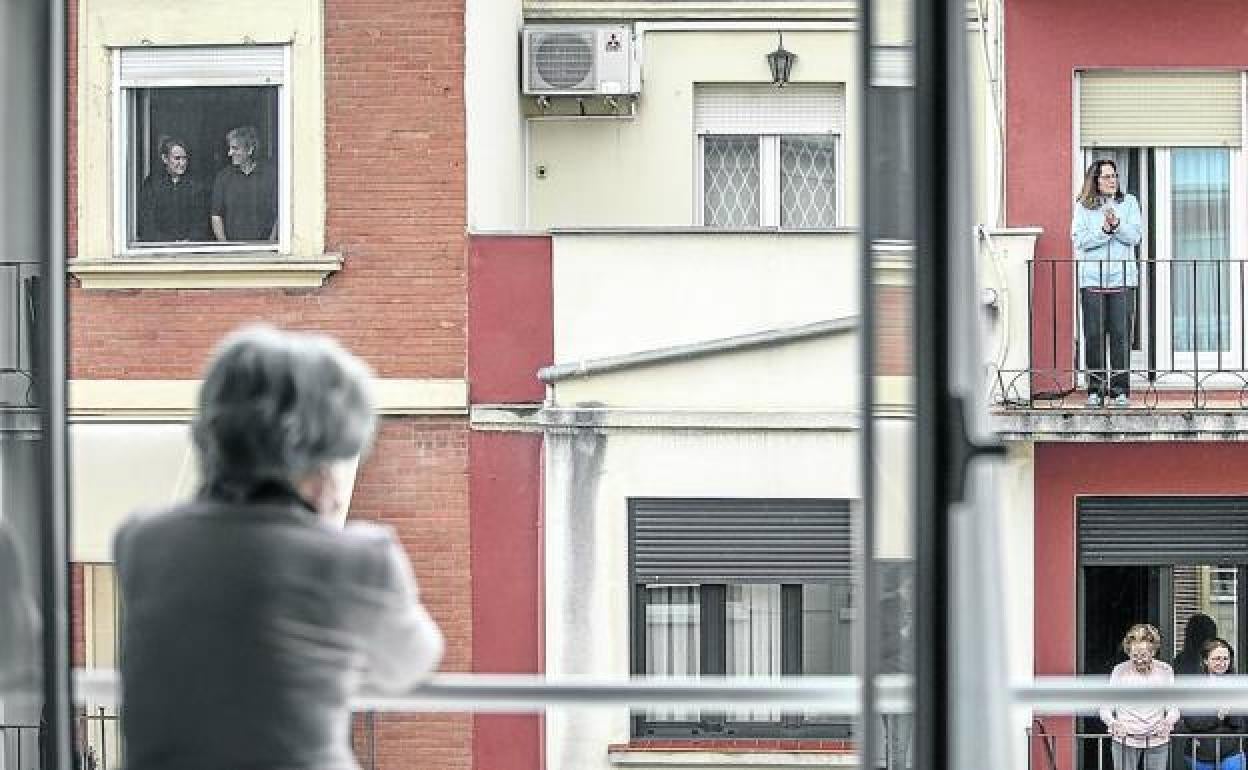 Una persona mayor se asoma a la ventana de su casa, en Logroño, a la hora de los aplausos al personal sanitario. 