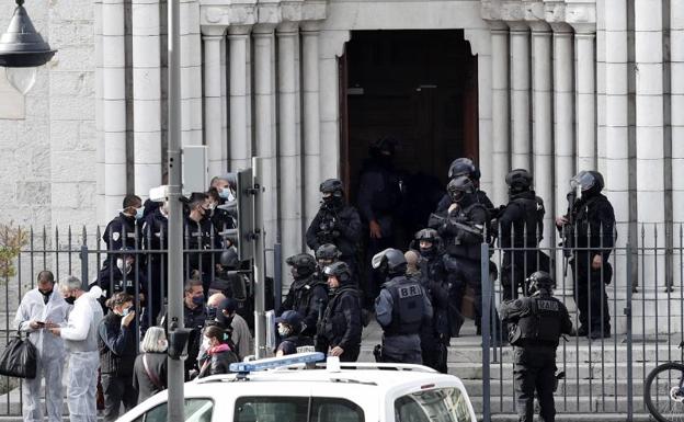 Policías ante la la basílica de Notre Dame en el centro de Niza. 