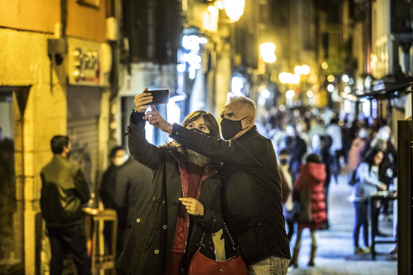 Los logroñeses han acudido a distintas zonas de la capital riojana para disfrutar de los locales antes de que bajen la persiana