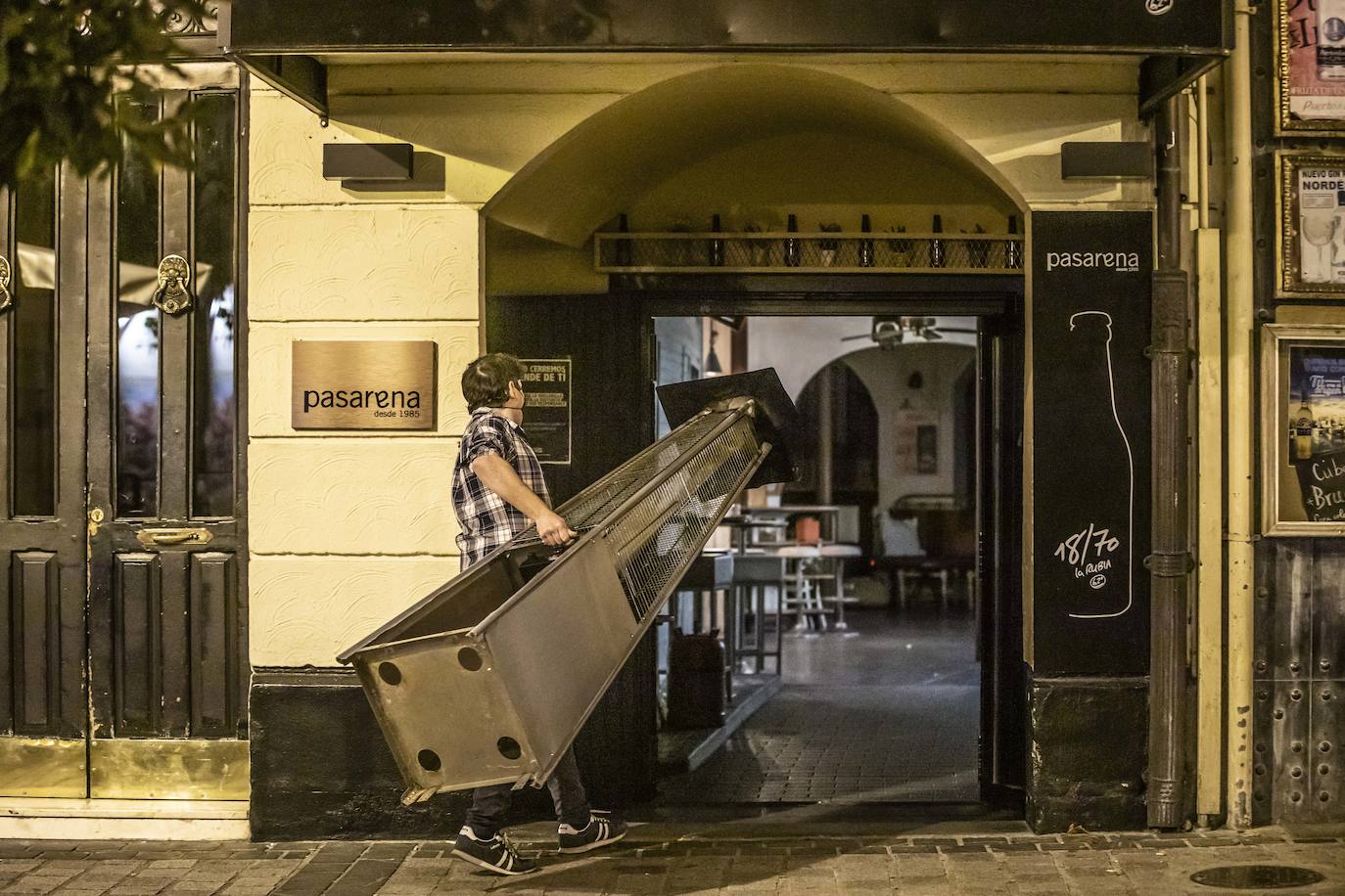 Los logroñeses han acudido a distintas zonas de la capital riojana para disfrutar de los locales antes de que bajen la persiana