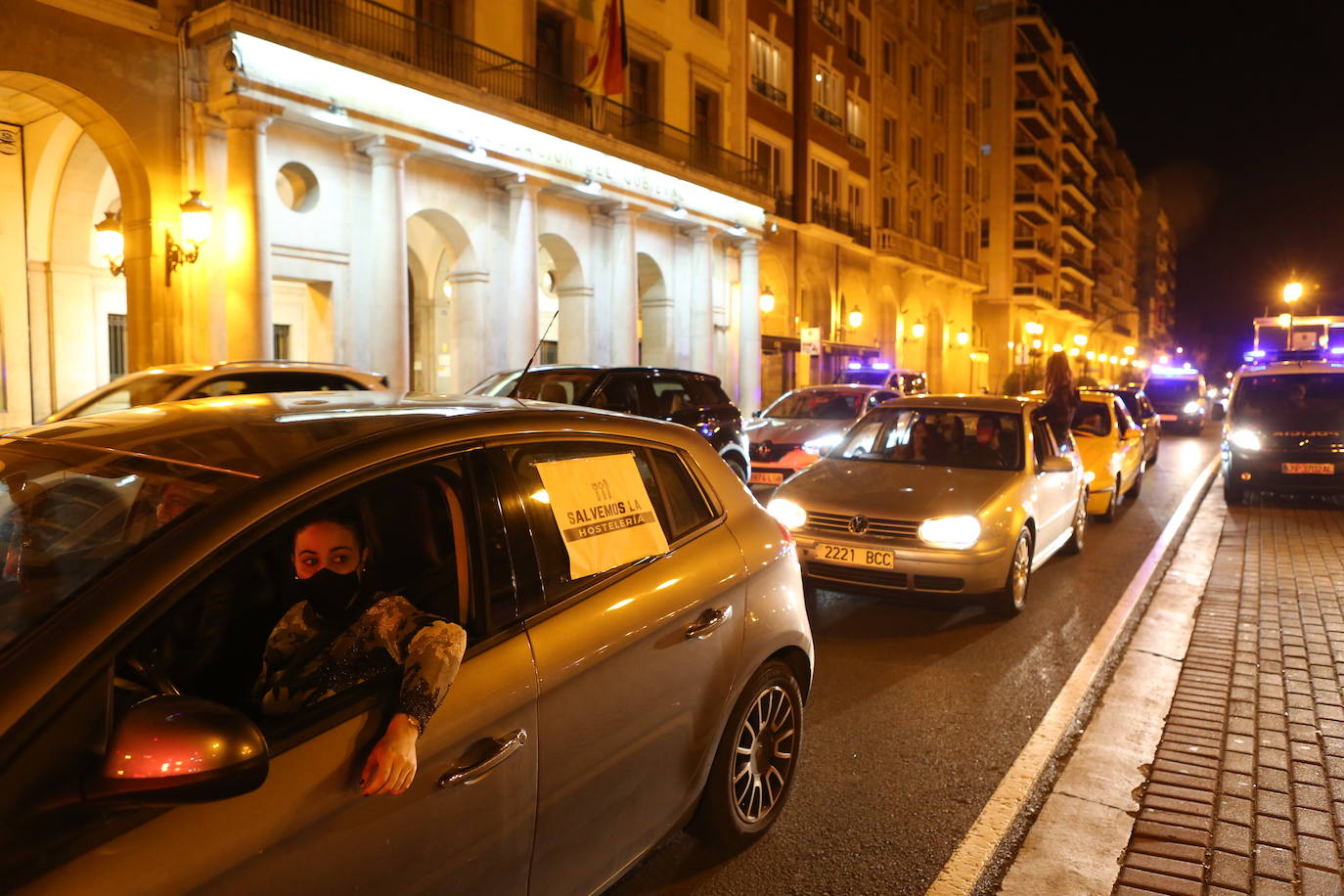 Al grito de «queremos trabajar» han recorrido el centro de Logroño.