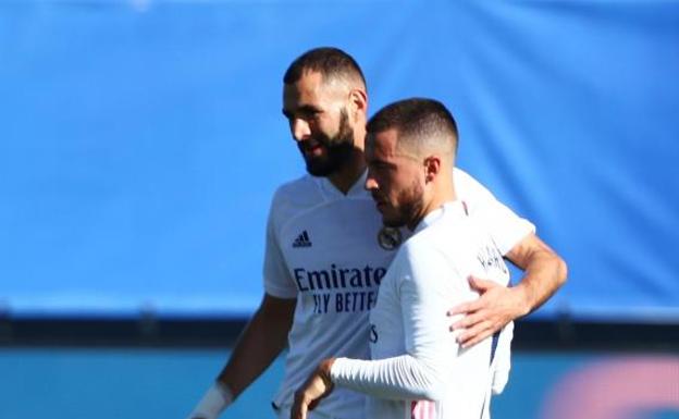 Karim Benzema y Eden Hazard, tras el gol que marcó el belga y abrió el marcador ante el Huesca. 