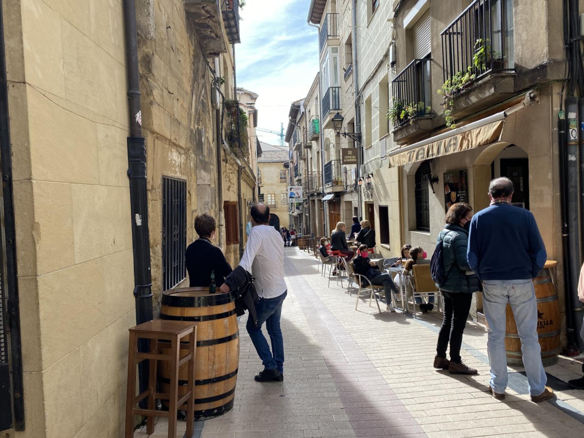 Imagen de la calle Santo Tomás, en el barrio La Herradura ayer al mediodía, donde se acercaron vecinos de Haro y de otros puntos de la comarca. 