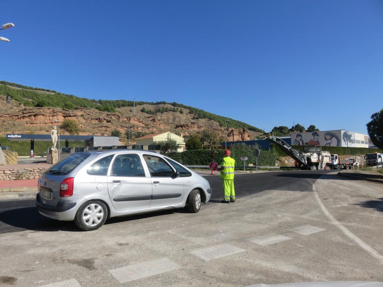 Los operarios regulan estos días el paso alternativo de los vehículos por el carril habilitado mientras continúan los trabajos en el contrario. 