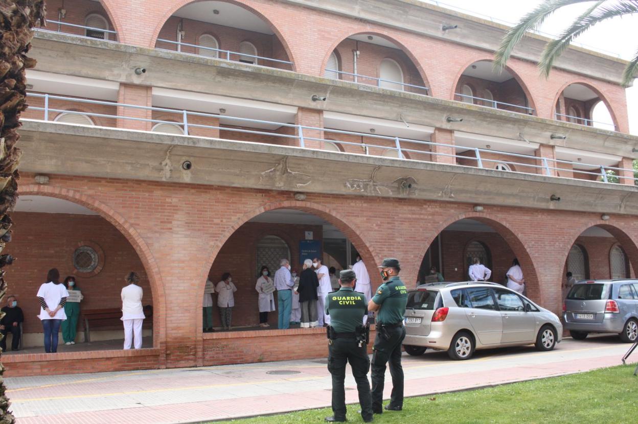 Imagen de una de las concentraciones de los sanitarios en el centro de salud pidiendo refuerzos. 