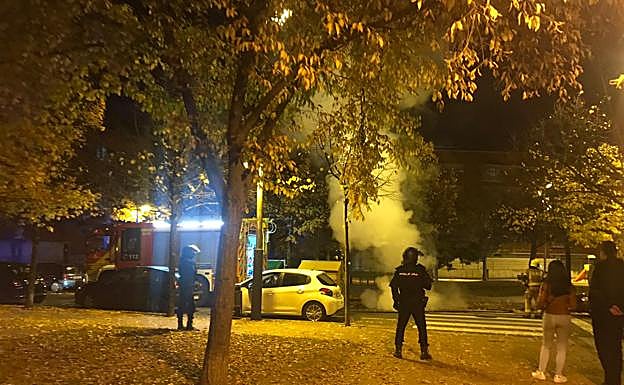 Contenedor ardiendo en la calle María de la O Lejárraga. 