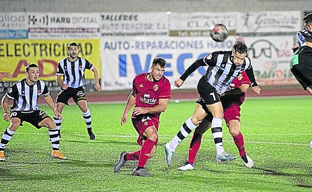 Manjón remata de cabeza en una de las pocas ocasiones de las que distrutó el Haro. 