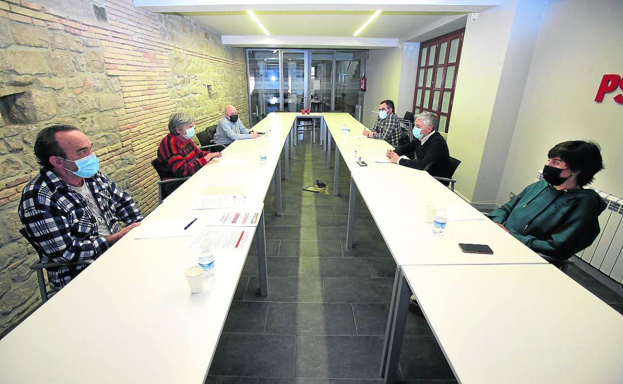 Asistentes a la reunión celebrada en la sede del PSOE. 