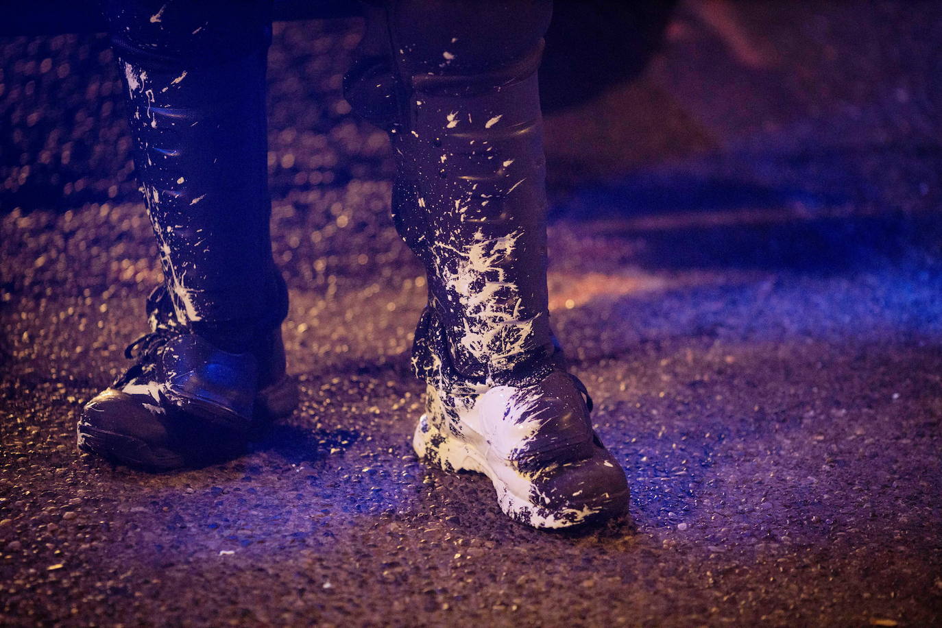 Las botas de un oficial de policía están cubiertas de pintura después de que un manifestante arrojara un globo de pintura, durante una protesta después de las elecciones presidenciales de EE UU. 