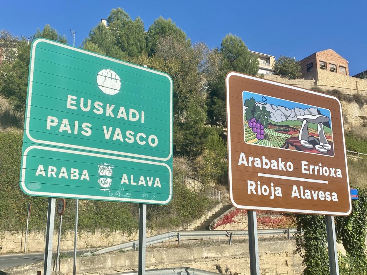 Cartelería del País Vasco y de La Rioja Alavesa a la entrada de la comunidad por Lapuebla de Labarca. 