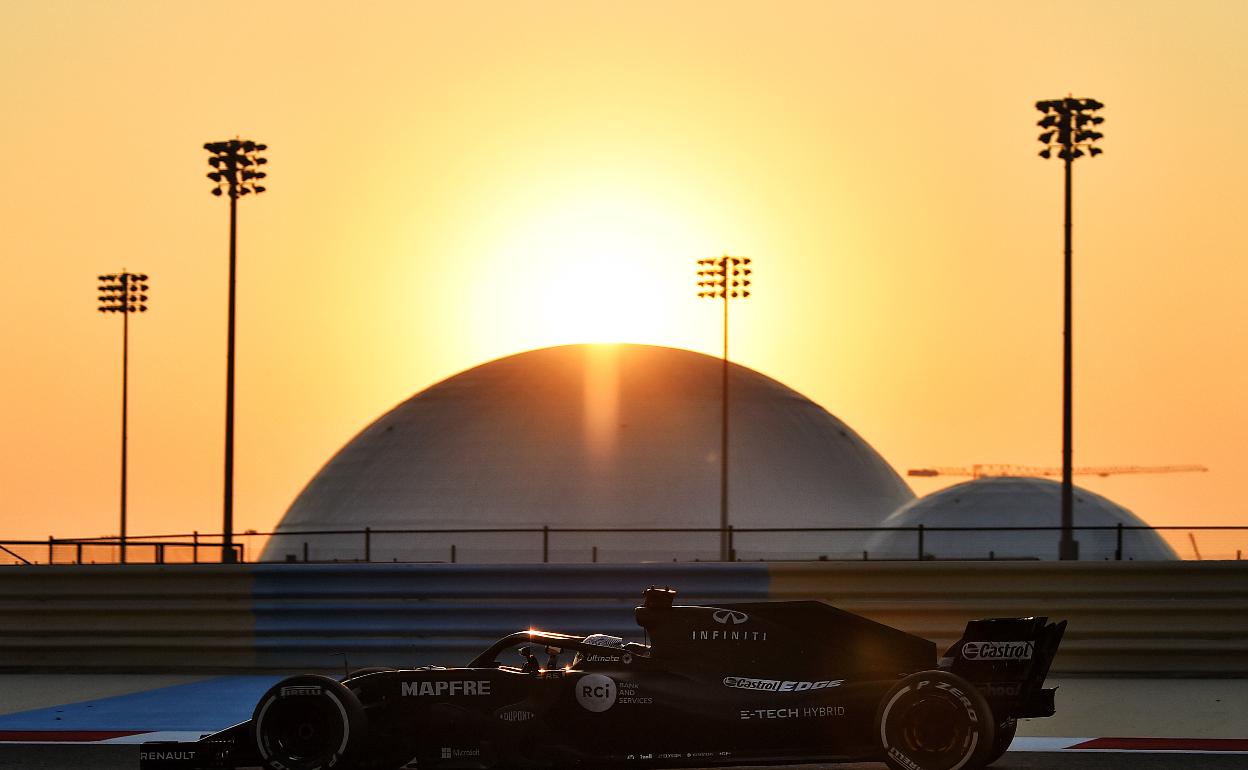 Fernando Alonso, en el circuito de Baréin el segundo día de test. 