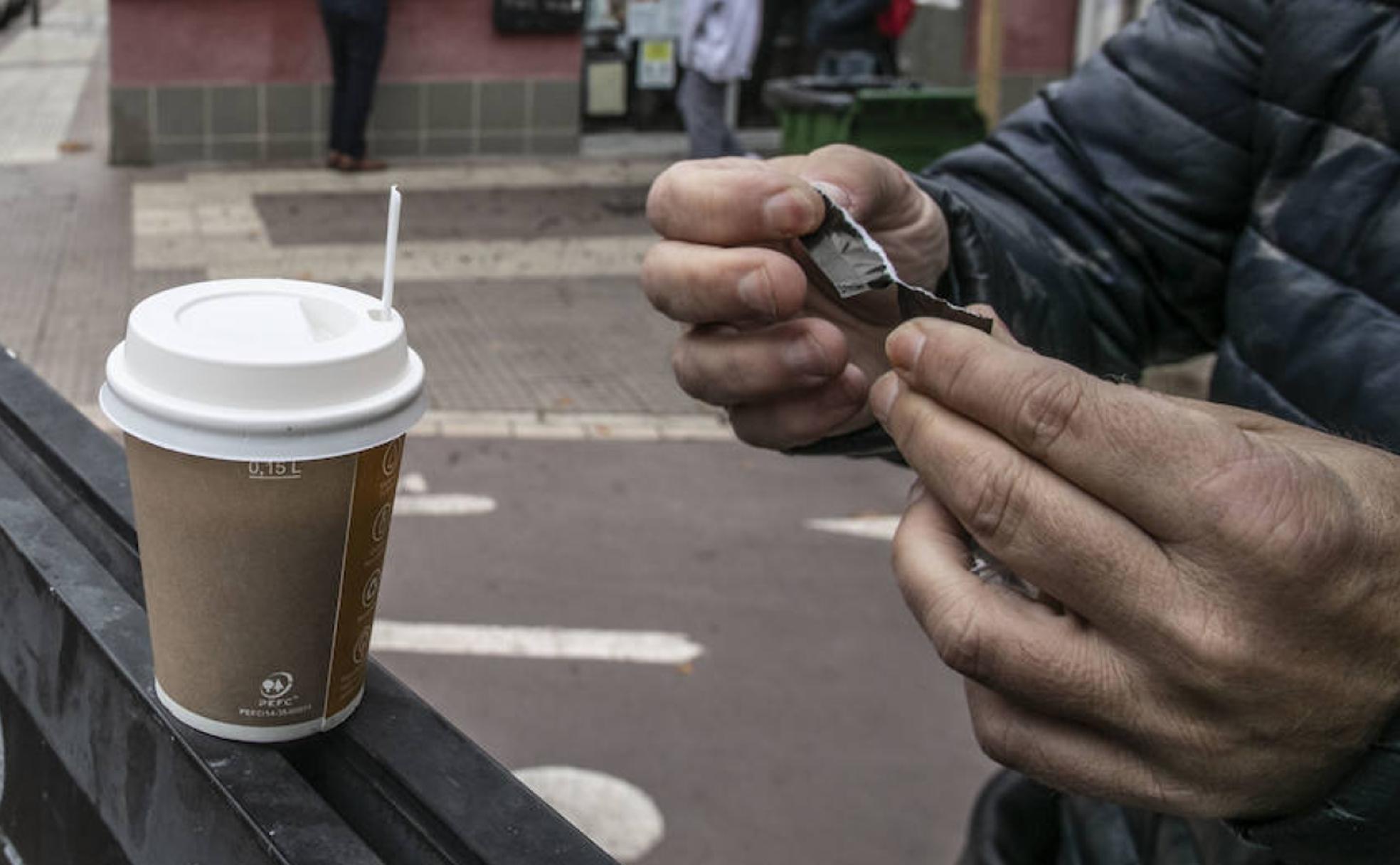 Café para llevar de uno de los bares de Logroño.