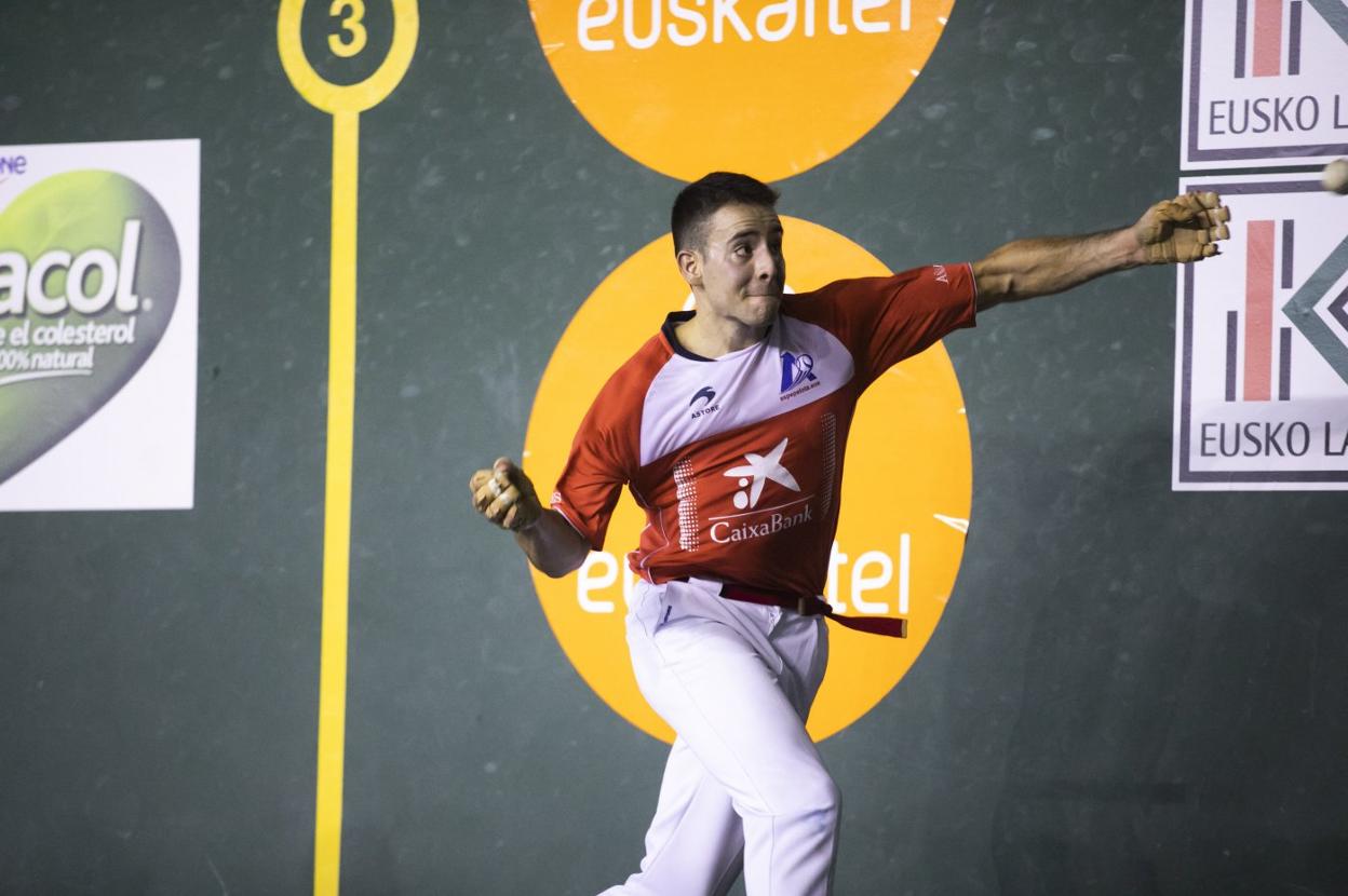 Darío golpea la pelota con su mano izquierda. 