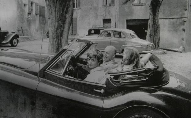 Françoise Sagán en su Jaguar XK 140 por Saint Tropez, acompañada por el director Otto Preminger, que llevaría Bonjour Tristesse a la panatalla