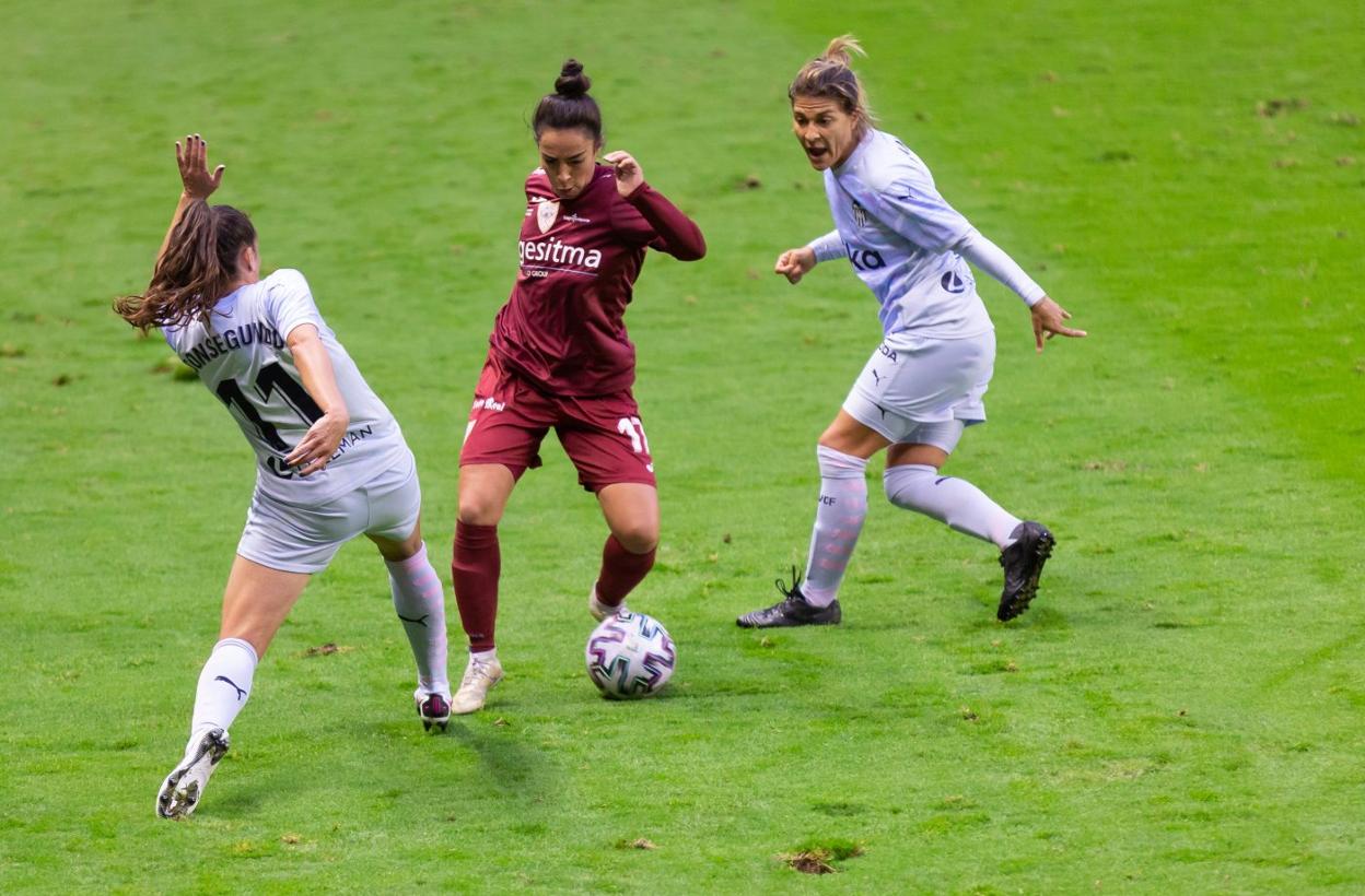 Chini con el esférico ante dos de las jugadoras del Valencia. 