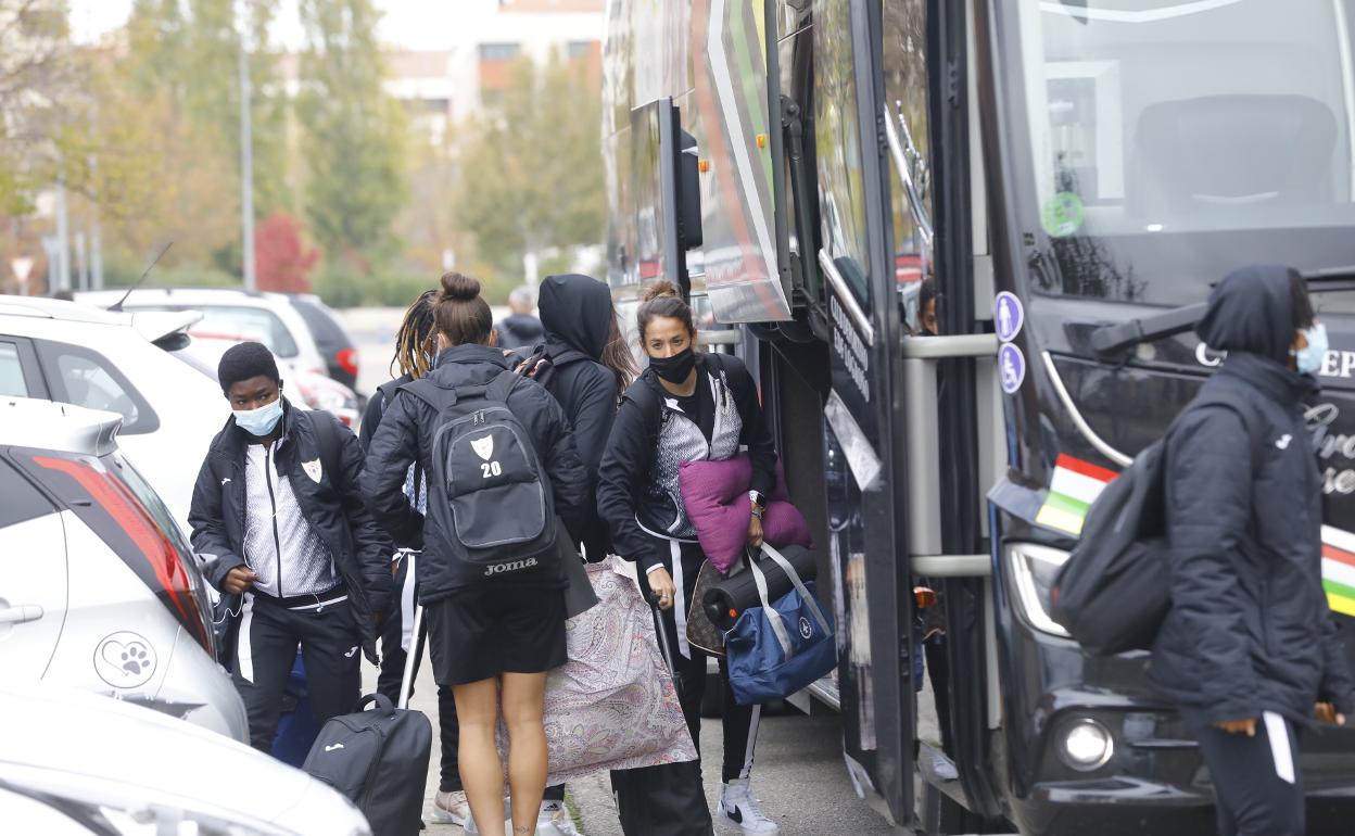 Las jugadoras del EDF, de vuelta a Logroño tras el aplazamiento del partido en Madrid. 