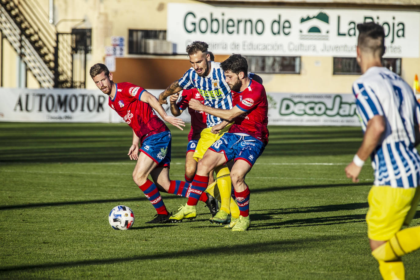 Los riojabajeños se sitúan líderes tras ganar al bloque navarro con un gol de Fran Sota