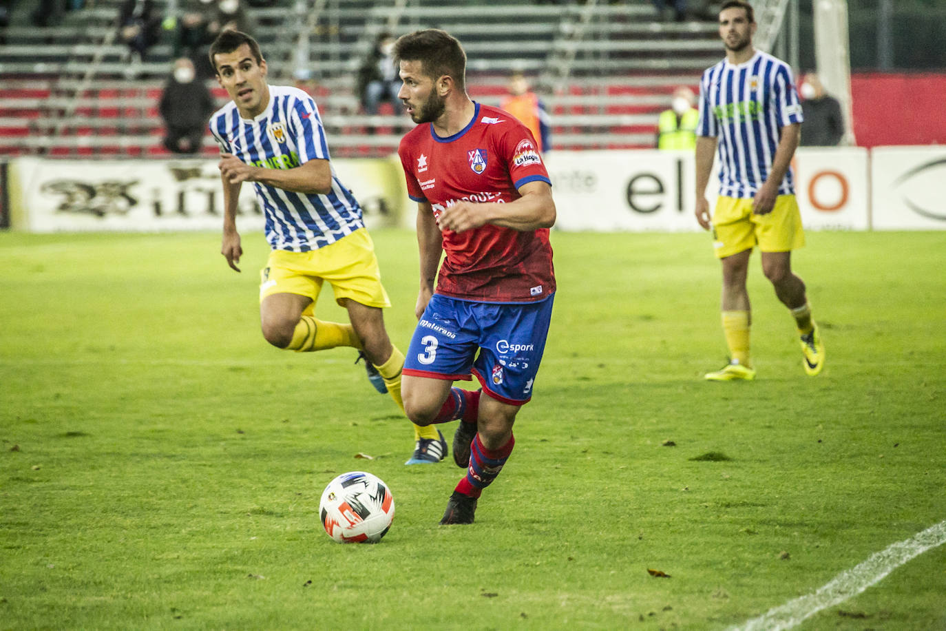 Los riojabajeños se sitúan líderes tras ganar al bloque navarro con un gol de Fran Sota