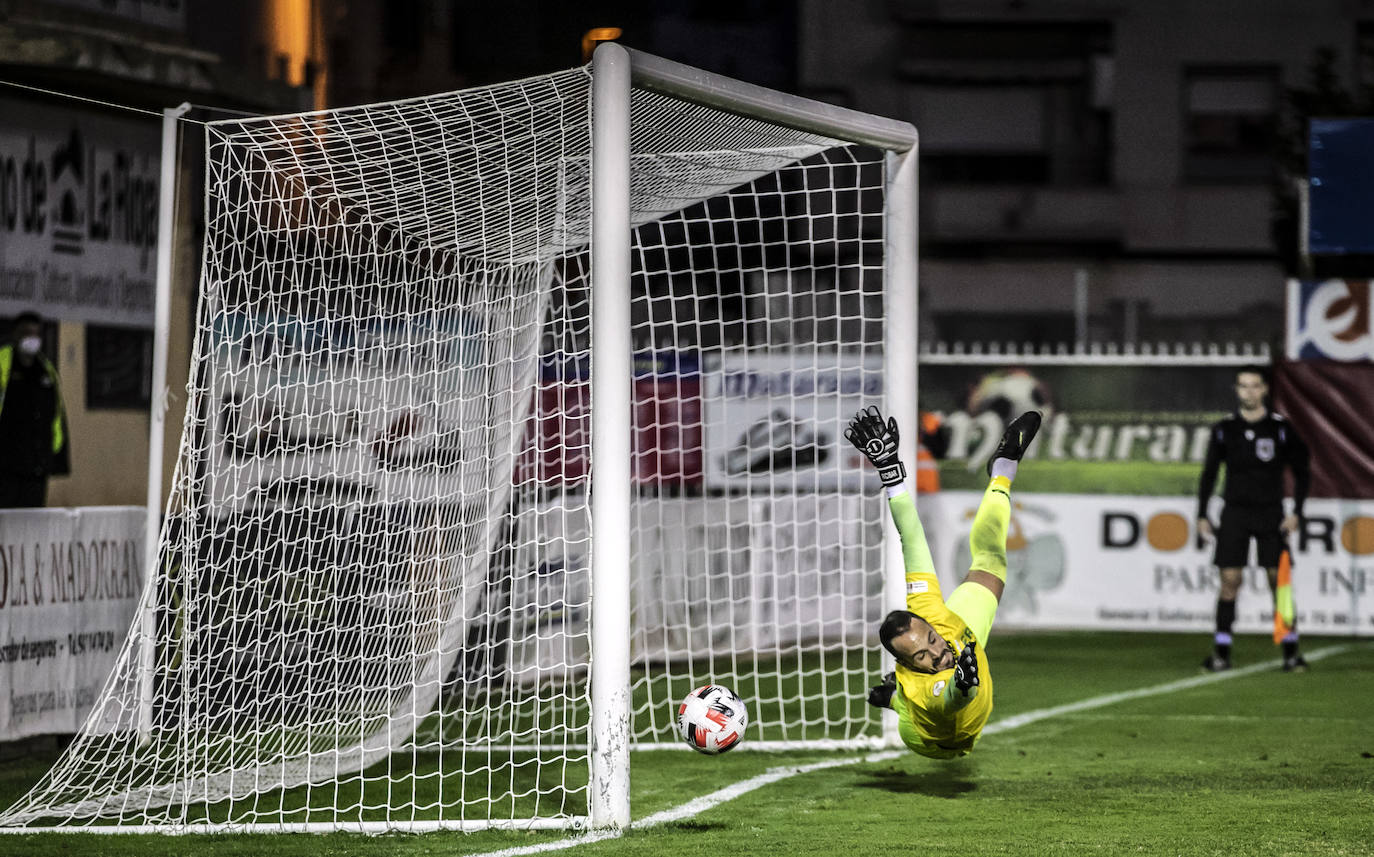 Los riojabajeños se sitúan líderes tras ganar al bloque navarro con un gol de Fran Sota