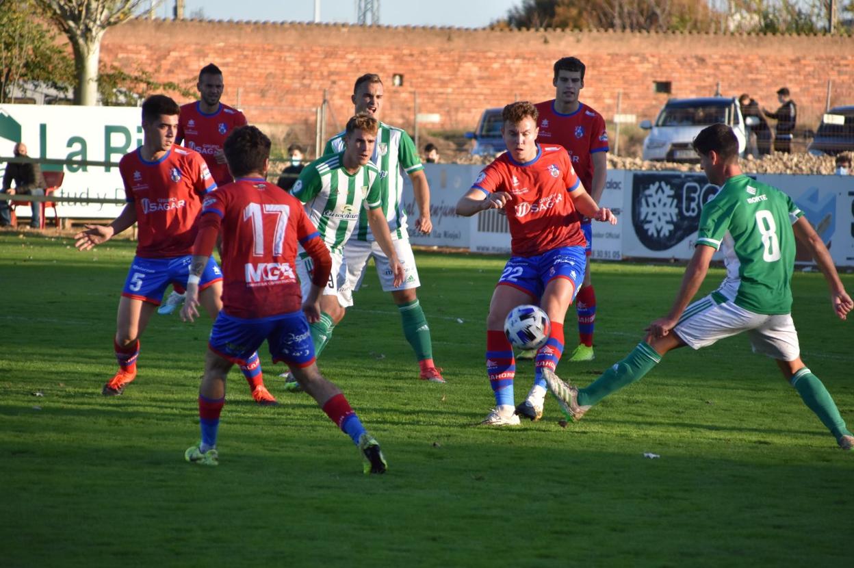 El rojillo Álvaro intenta despejar un balón. 