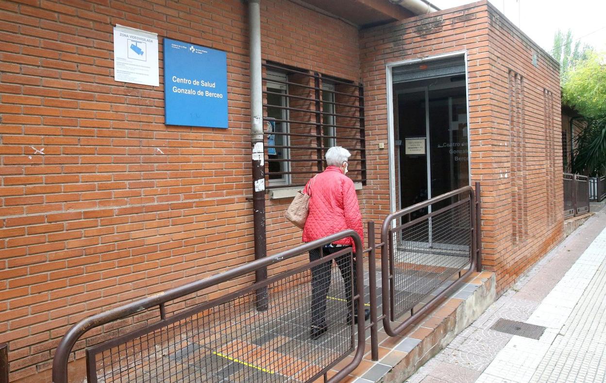 Una paciente accediendo al centro de salud Gonzalo de Berceo en una imagen de archivo. 