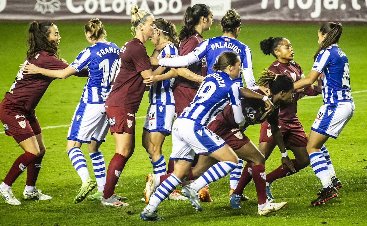 Las jugadoras del EDF Logroño buscan zafarse, sin éxito, de la defensa de la Real Sociedad. 