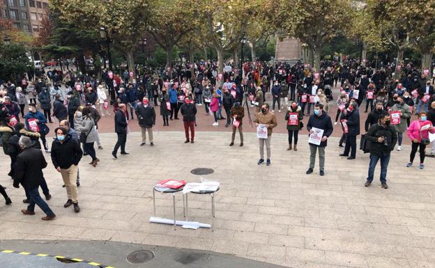 Imagen principal - Los hosteleros riojanos protestan al unísono