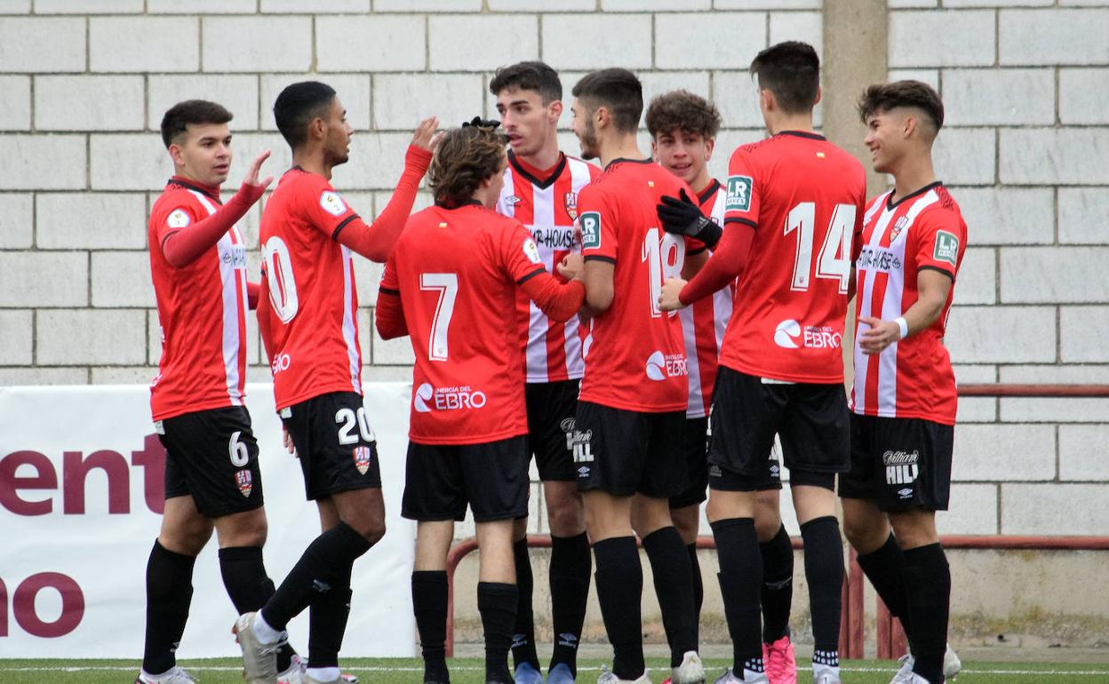 Los jugadores de la UD Logroñés Promesas celebran uno de sus goles. 