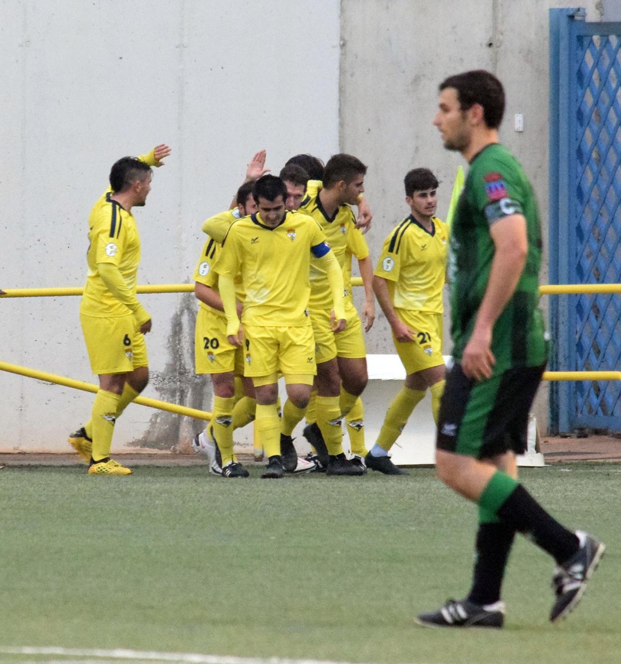 Los jugadores del Yagüe festejan uno de sus dos goles. 