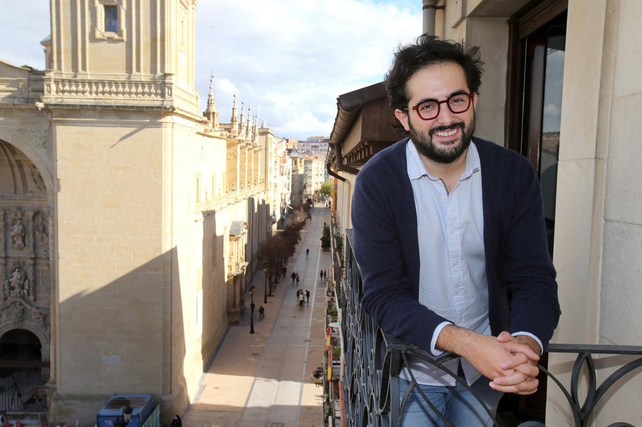 Diego Caro, en uno de los balcones de la FER que dan a Portales. 