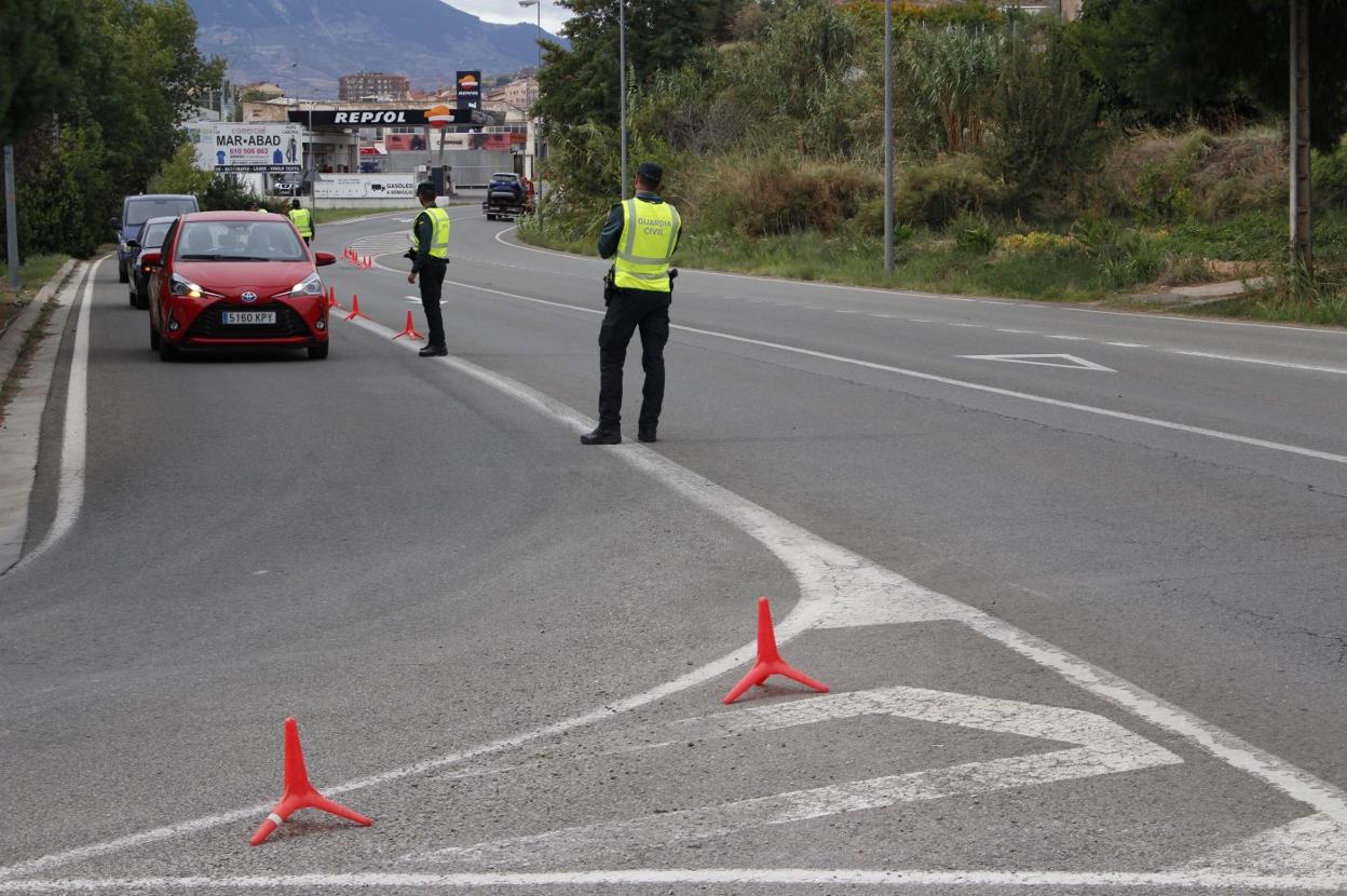 Las fuerzas de seguridad realizan en estas fechas controles aleatorios tanto en los accesos como en el interior de la ciudad del calzado. 