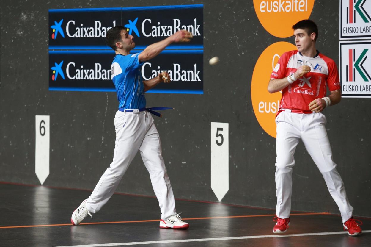 Darío golpea la pelota ante la mirada de Irribarria, el pasado viernes. 