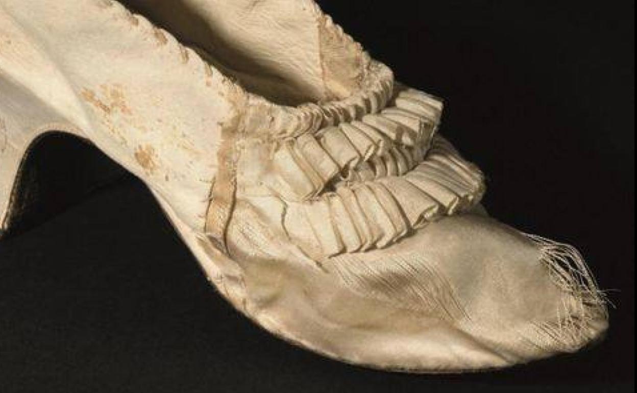 Detalle el zapato que perteneció a María Antonieta. 