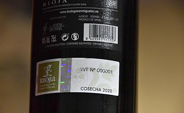 El primer precinto de la DOCa Rioja del 2020. 
