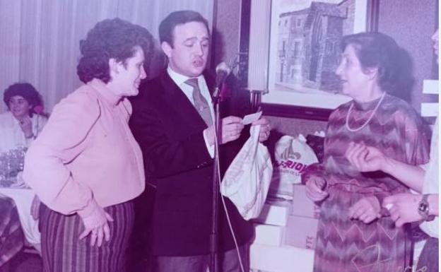 Imagen principal - Distintos momentos de las fiestas y celebraciones de los comerciantes del Corregidor con Cruz Bujanda como maestro de ceremonias. 