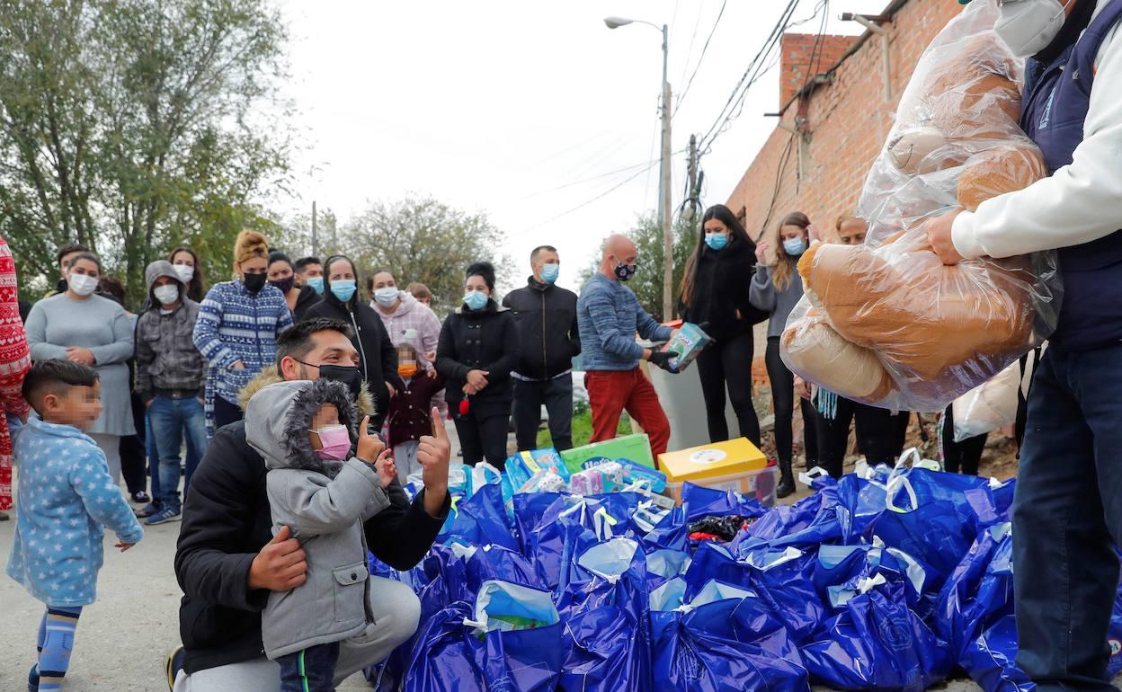 La Fundación Madrina entrega a niños alimentos en la Cañada Rea (Madrid). 