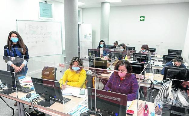 Las alumnas del curso de Competencias Clave, en clase.