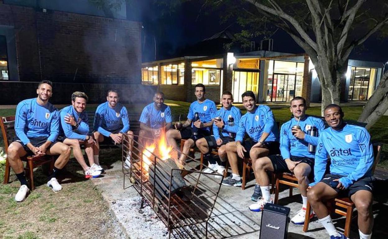 Jugadores de la selección uruguaya, sin mascarillas ni distancia de seguridad. 