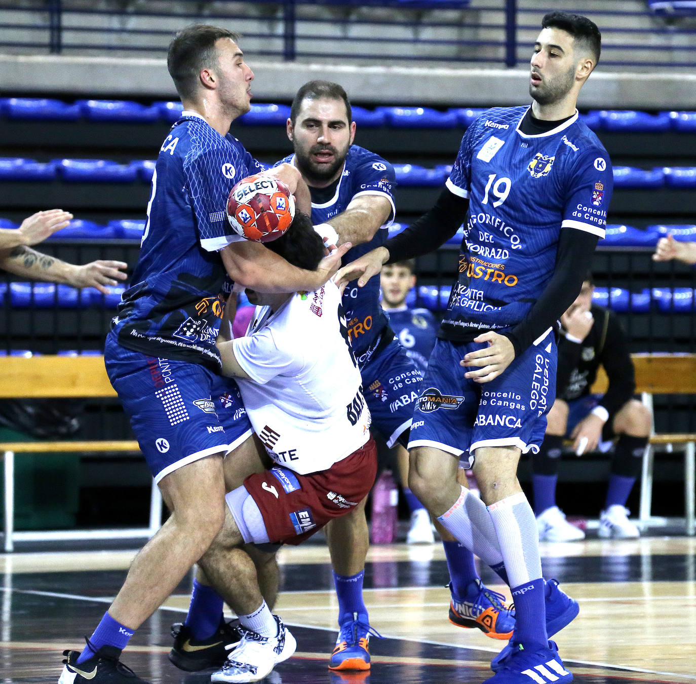 El equipo franjivino sufrió más de lo deseado para vencer al Cangas y sumar su cuarta victorias consecutiva