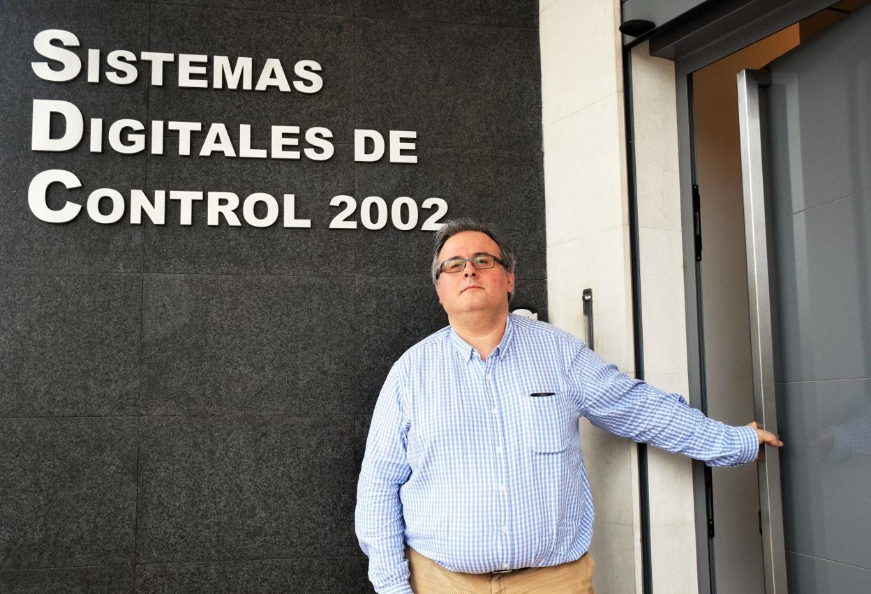 Javier García, gerente de la empresa, en la puerta de las instalaciones de Logroño de Sistemas Digitales de Control 2002. 