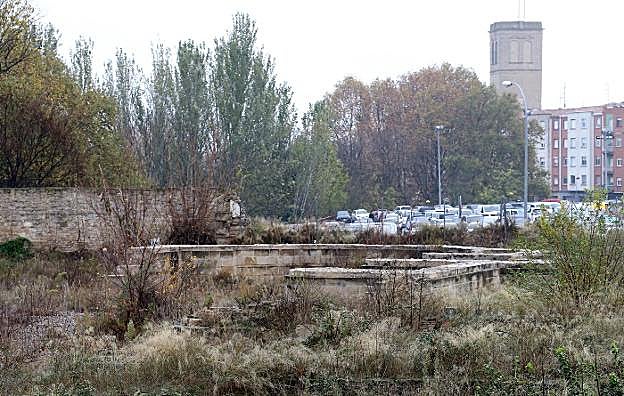 Una consulta ciudadana decidirá qué hacer con el parking provisional frente al Revellín