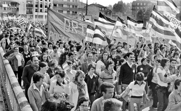 IDía de La Rioja celebrado en Nájera, en 1978, repleto de banderas cuatricolores. 